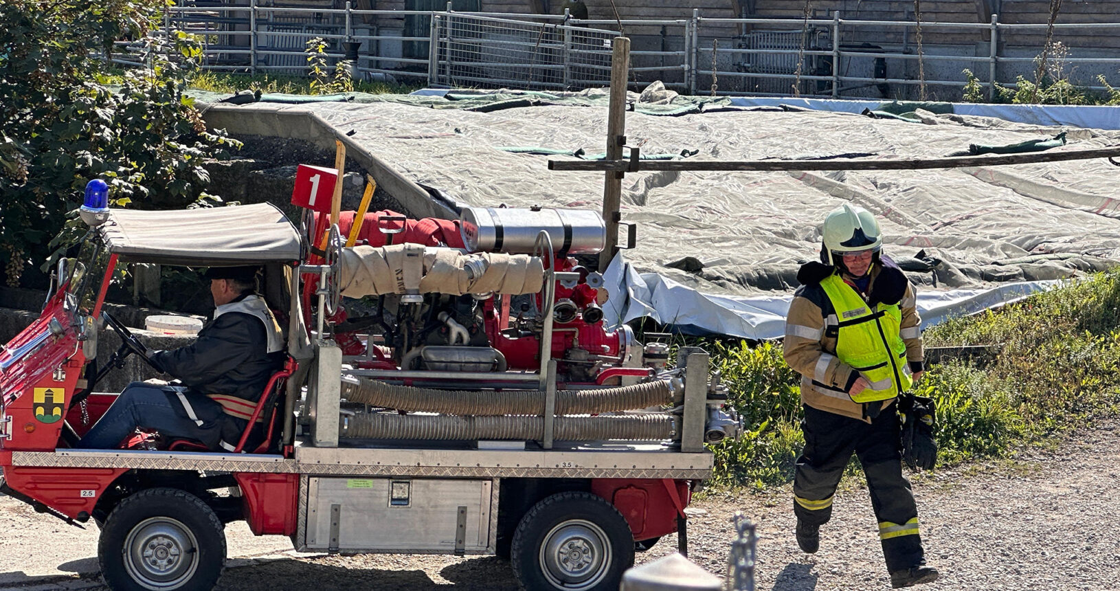 Der Einsatzleiter trifft mit dem Häfi ein.