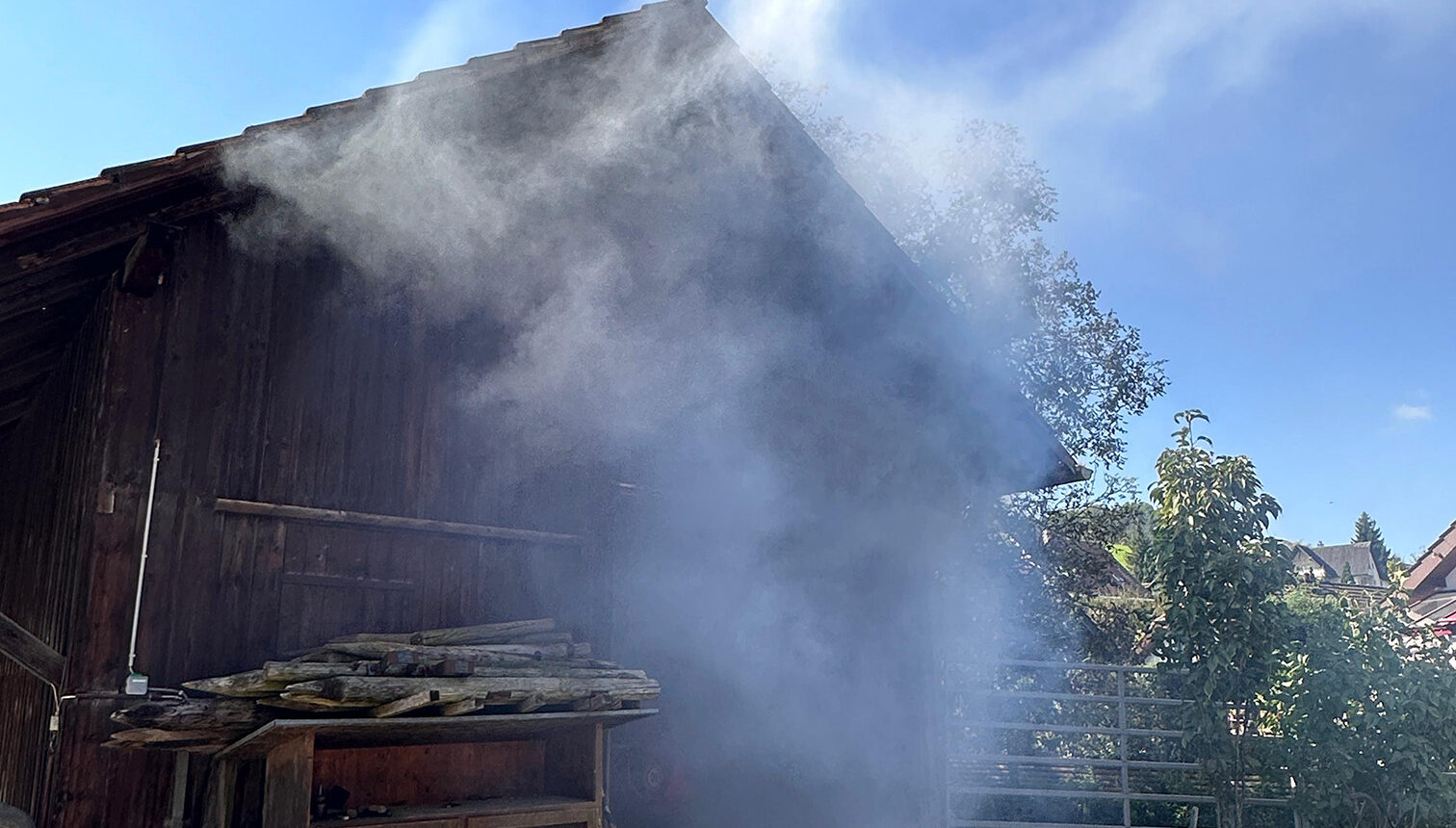 Das Übungsobjekt: Brand mit starker Rauchentwicklung in einer Scheune.