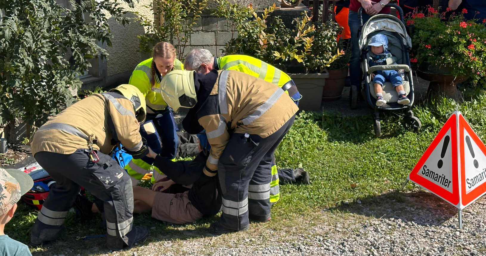 Eine gerettete Person wird an die Samariter zur Erstversorgung übergeben.